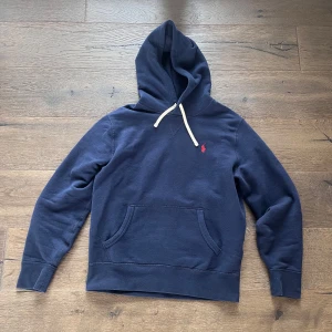 Mörkblå hoodie från Ralph Lauren - Ralph lauren hoodie | Storlek: Medium |  Nypris: 2195kr | Vårt pris: 699kr | Skick: 10/10 | Färg: mörkblå | Passform: slim-fit                        Kontakta om du har någon fundering