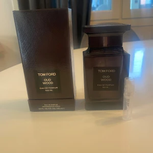 Tom Ford Oud Wood 3ML - Tom Ford Oud Wood. Luktar riktigt gott. Lukten är Riktigt maskulint, 