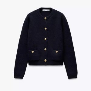 Svart kofta från Zara - Snygg svart kofta från Zara med guldknappar och två fickor framtill. Koftan är lite nopprig men det är inget man tänker på. Den är i storlek M men är lite liten i storleken. Pris går att diskuteras💓💓