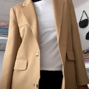 Beige Camelfärgad kavaj - Camelfärgad kavaj från boohoo som jag nästan aldrig använt, den är i nyskick pris kan diskuteras vid snabb affär