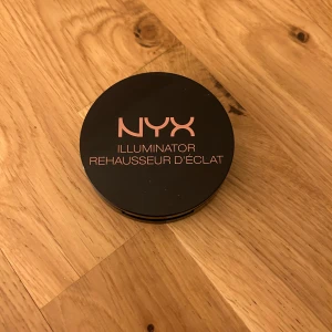 NYX Illuminator - Snygg highlighter från NYX i nyansen Narcissistic. Kompakt förpackning med spegel, perfekt för touch-ups. Ger en fin glöd och lyster till huden.