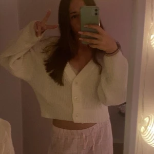 Stickad cardigan - Skriv för fler bilder/ mer info. Pris kan diskuteras 