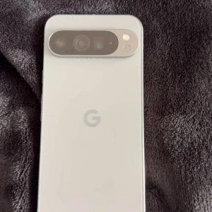 Pixel 9 PRO xl  - Säljer en stilren smartphone från Google i en ljus färg. Telefonen har en modern design med en stor skärm och en tydlig kameramodul på baksidan. Perfekt för dig som vill ha en pålitlig och snygg telefon. Hör av dig vid intresse!