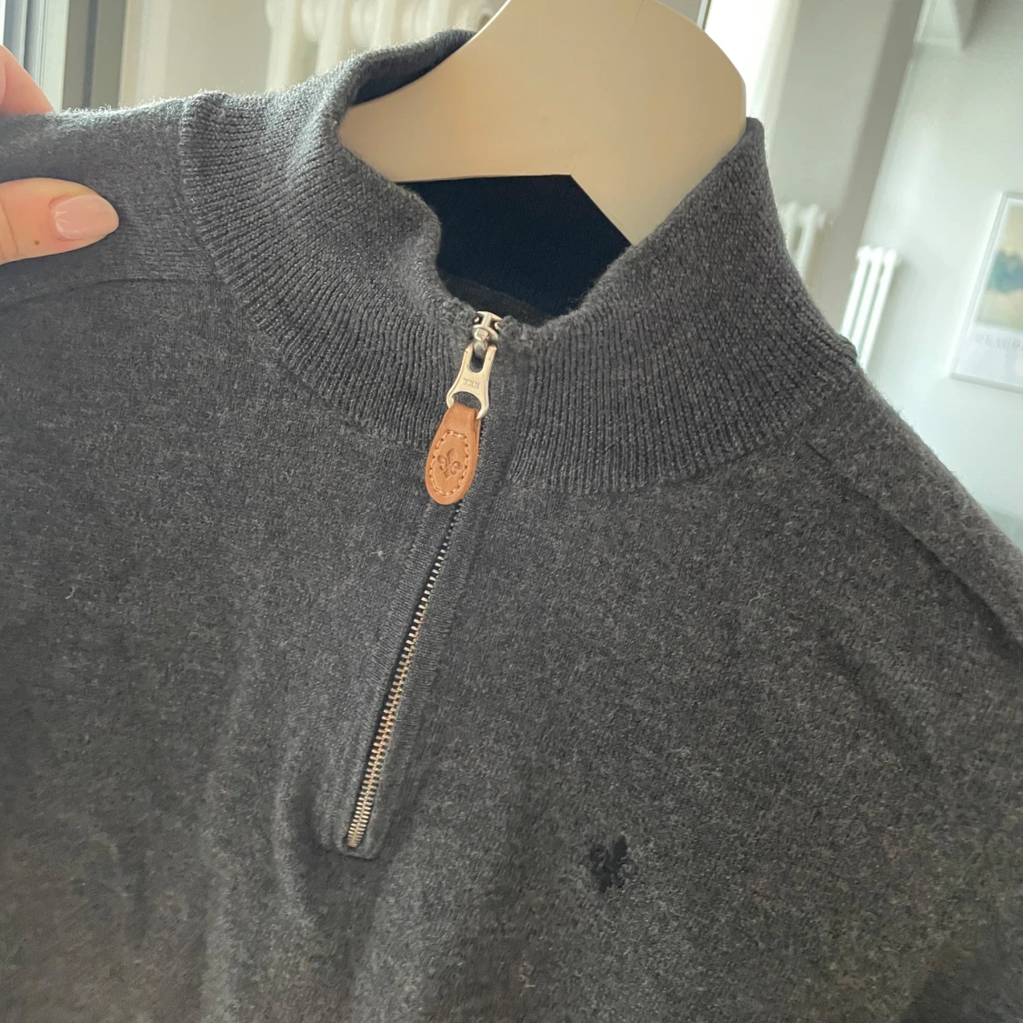 Grå tröja med dragkedja  - 2