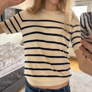 Randig kortärmad tröja - En jätteskön och snygg randig tröja från Zara!! Inte använd många gånger🙌🏼🙌🏼 Ganska liten i storleken⭐️