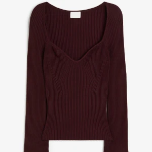 Vinröd ribbad topp - Snygg vinröd ribbad topp med långärmad design och en smickrande passform. Perfekt för att hålla stilen både till vardags och fest. Stretchigt material och aldrig använd.