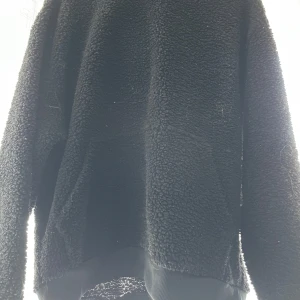 Svart fleece hoodie - Mysig Teddy hoodie med ficka på magen, snören och luva. Köpt här på Plick men kommer från början från ASOS herr 