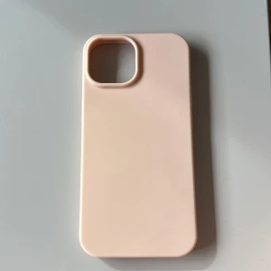 Ljusrosa mobilskal - Säljer detta helt nya mobilskal från HM. Är helt oanvänt då det inte passar min mobil. Passar för iPhone 13/13 PRO💗