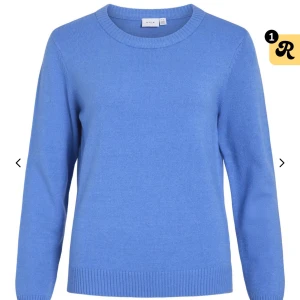 Blå stickad tröja från Vila - Säljer en snygg blå stickad tröja från Vila då jag aldrig använder den längre ❣️