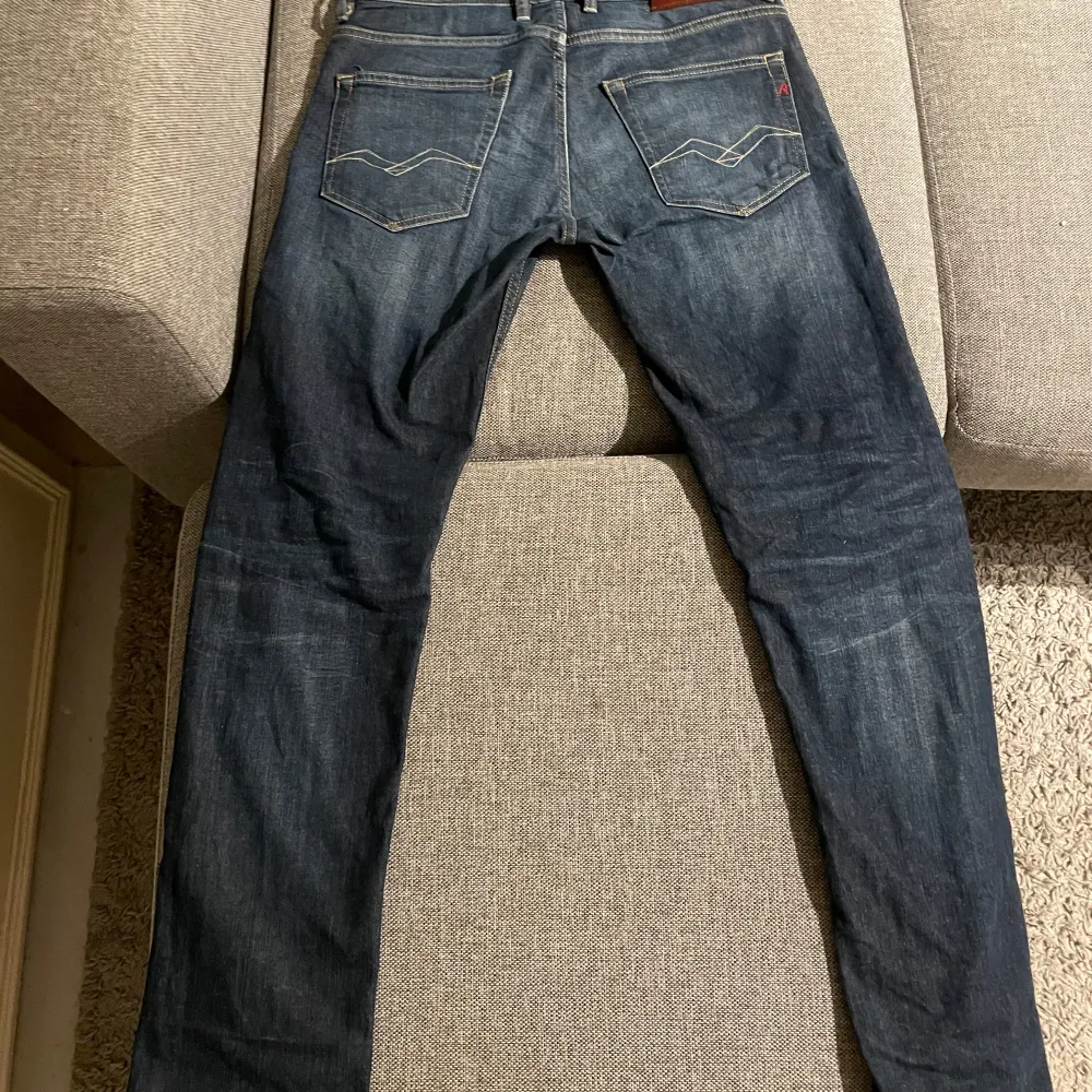 Snygga mörkblå jeans från Replay, De är Slim fit och i storleken W28 L32. Hör av er vid intresse, Pris kan diskuteras!. Farkut & Housut.