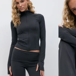 soft touch zip jacket  - Snygg och funktionell svart träningströja med dragkedja framtill. Tröjan har en tight passform och långa ärmar med tumhål, perfekt för träning eller en aktiv vardag. Stl S sparsamt använd därav säljs 💕