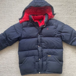 Ralph lauren jacka - Ralph lauren jacka, barn XL men passar vanlig M-S skriv vid funderingar angående storlek. Den är i bra skick men har en liten defekt vilket syns på sista bilden, går och laga och väldigt litet, annars felfritt. Skriv vid funderingar! 