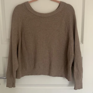 Beige stickad kofta från Zara - Säljer en mysig beige stickad kofta från Zara. Koftan har en dragkedja baktill och ribbade detaljer. Perfekt för kyliga dagar! Säljer då den inte längre kommer till användning! 