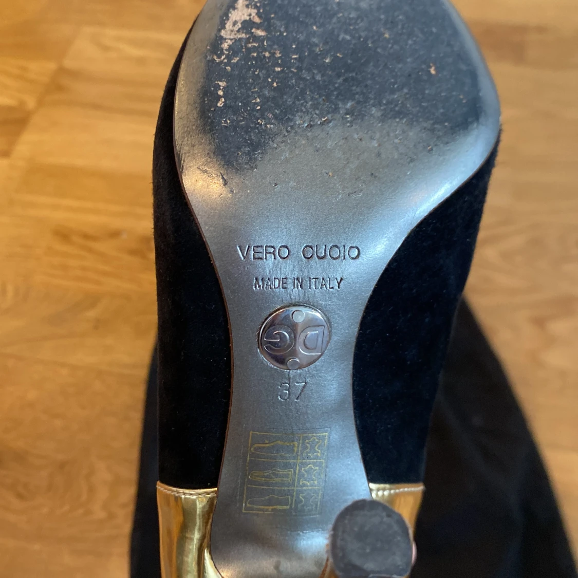 Svarta och guldiga klackskor från Dolce & Gabbana - 2