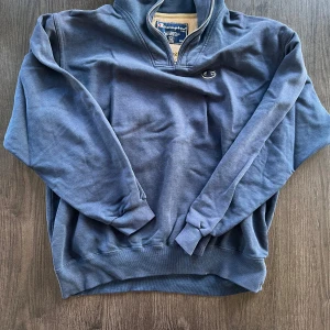 Blå vintage Champion halvzip  - Säljer en blå halvzip vintage Champion tröja. Passar både S och M