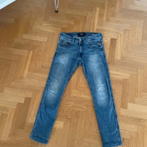 Replay Jeans - Säljer ett par Replay Anabas perfekta för en avslappnad look. De har en klassisk femficksdesign och en snygg tvätt som ger en cool look. Finns ett litet hål på knäet.