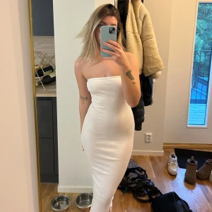 Bandeauklänning - Superfin klänning från Ginatricot. Helt ny med prislapp Storlek Xs