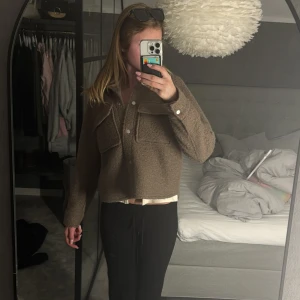 Beige kappa från Vero Moda - Säljer en snygg beige kappa från Vero Moda. Väldigt bra och fint skick, med inga defekter💗