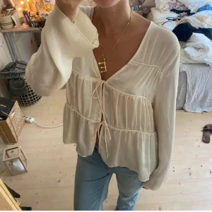 Silkes blus - Bilder från förra säljaren på plick, säljer då den är för stor