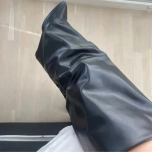 boots - Snygga svarta stövlar i skinn med en stilren design. Perfekta för att ge din outfit en elegant touch. 