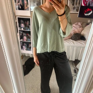 Grön tröja med trekvartsärm -  grön tröja med trekvartsärm