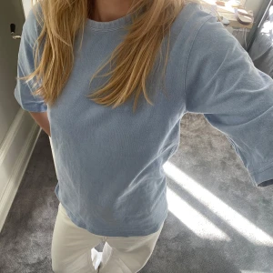 Ljusblå t-shirt - Säljer en ljusblå t-shirt i perfekt skick med normal passform och trekvartsärmar. Perfekt för en avslappnad stil. Passar bra till både jeans och shorts.💙 