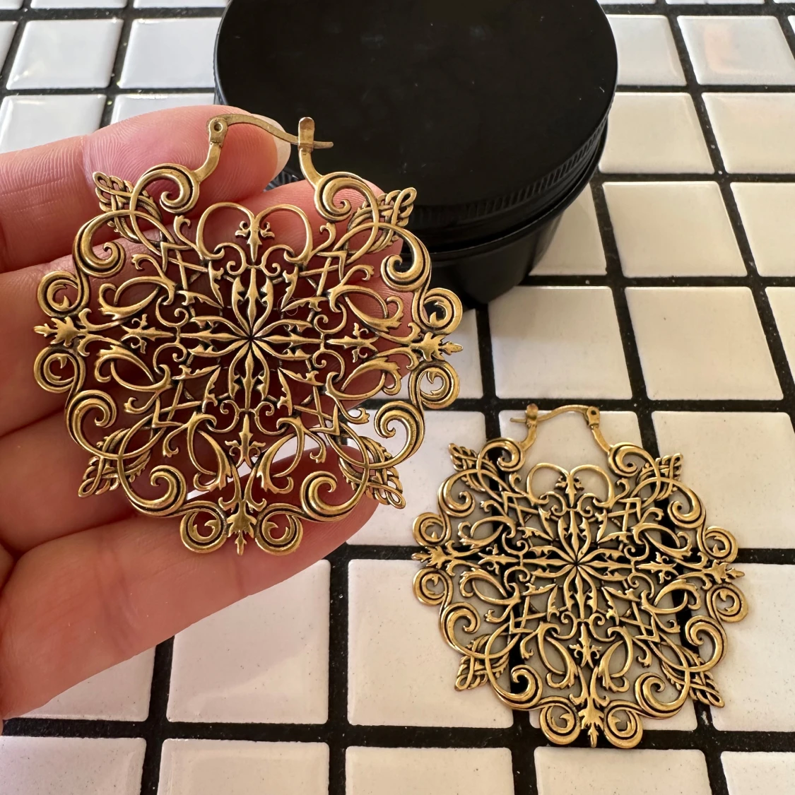 Guldiga örhängen med intrikat mönster - 4