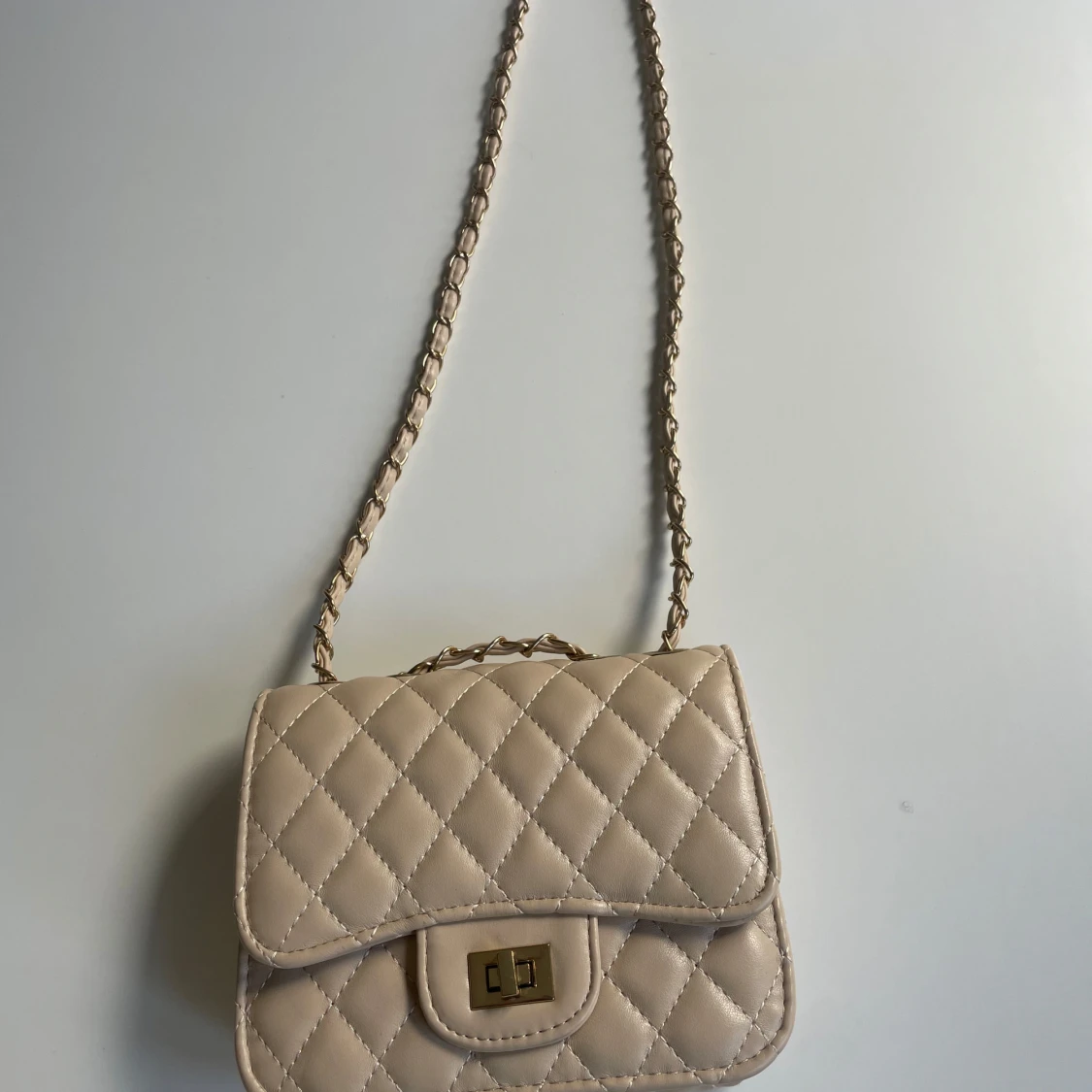 Beige quiltad axelväska - 1