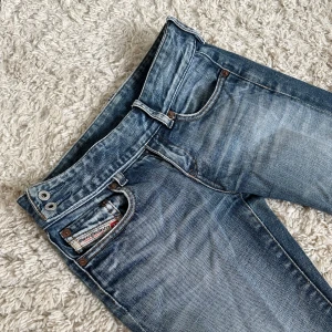 Vintage Diesel jeans - Snygga lågmidjade och bootcut jeans från Diesel Industry med detaljer. 🤍Jeansen passar mig inte längre, så den 4e bilden är den enda jag har med dem på. Mått finns på bild 5! 🤍Jeansen är uppsydda längst ner, men förutom det så är dem fria från defekter. Använd gärna köp nu! 