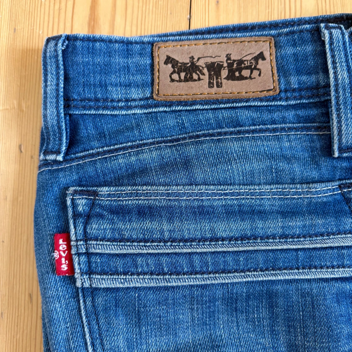 Blå bootcut jeans från Levi's - 3