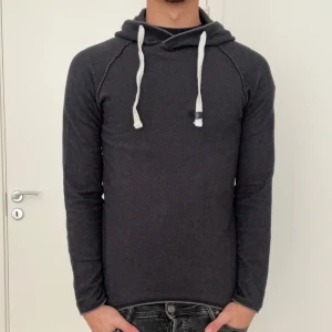 Stickad hoodie från Jack and Jones  - Tjena, säljer en as fet stickad hoodie från Jack and Jones, otroligt bra passform, slimfit, priset kan diskuteras!