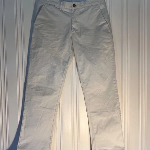 Vita chinos från GANT - Snygga vita chinos från GANT. Mycket bra skick! Hör av er vid frågor! 😃