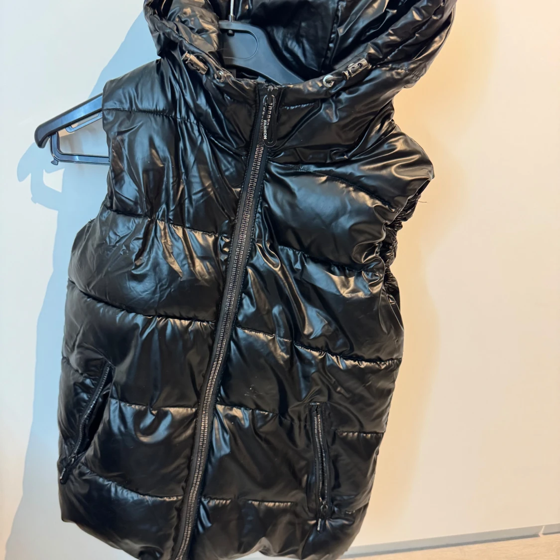 Svart glansig dunväst