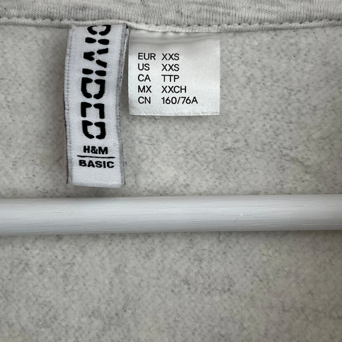 Grå croppad hoodie från H&M Divided - 2