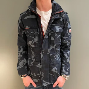 Superdry Jacka - Extremt snygg och unik jacka ifrån SUPERDRY | Strl - S | Skick - 10/10 |  För ytterligare frågor är det bara att skriva 🗣️