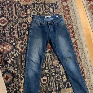 Blå jeansbyxor från Zara - Snygga blå jeansbyxor från Zara med klassisk femficksdesign och knappgylf. Perfekta för en avslappnad stil med en modern touch.