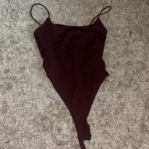 Vinröd body  - Vinröd body från Hm, storlek xxs, säljer pga ingen användning. Nypris 150, säljer för 50