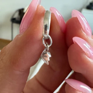 Silverörhänge med hjärta - Säljer detta superfina silvriga öronhänget med ett halvt hjärta. Sparsamt använt och kommer ifrån l8hasselblad💕💕