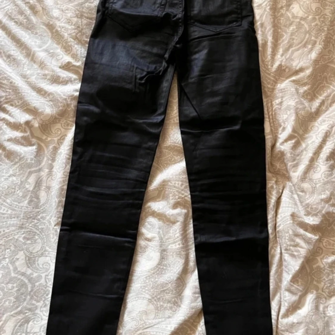 Svarta högmidjade jeans från Karve - 1