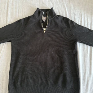 H&M half zip - Säljer en stilren svart half zip tröja från H&M. Tröjan har en dragkedja vid halsen och långa ärmar. Perfekt för en snygg och bekväm look. Passar bra till både jeans och chinos. Använt den ett fåtal gånger.