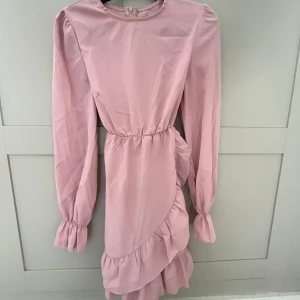 Rosa klänning med volangdetaljer - Super söt rosa klänning med volang, bandet går att knyta både fram och bak, skriv för fler bilder eller frågor💞