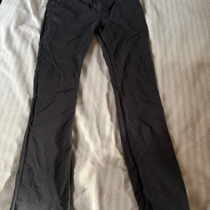 ONLY jeans - Jätte fina only jeans I strl 44. Vänligt fint skick knappt använda. Det är en rakare modell. Innerben 82cm och midja tvärt över 43cm. Svarta raka midrise jeans. Ny pris ca 400kr. Pris gör att diskuteras 