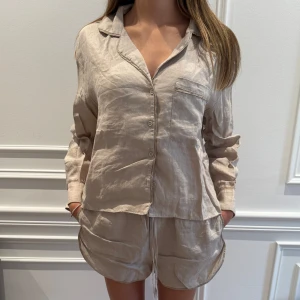 Pyjamas set från Zara - Säljer detta pyjamas sett i linne från zara. Har använt det 1 gång, så det är precis som nytt. Tröjan är i storlek S och shortsen i storlek xs. 