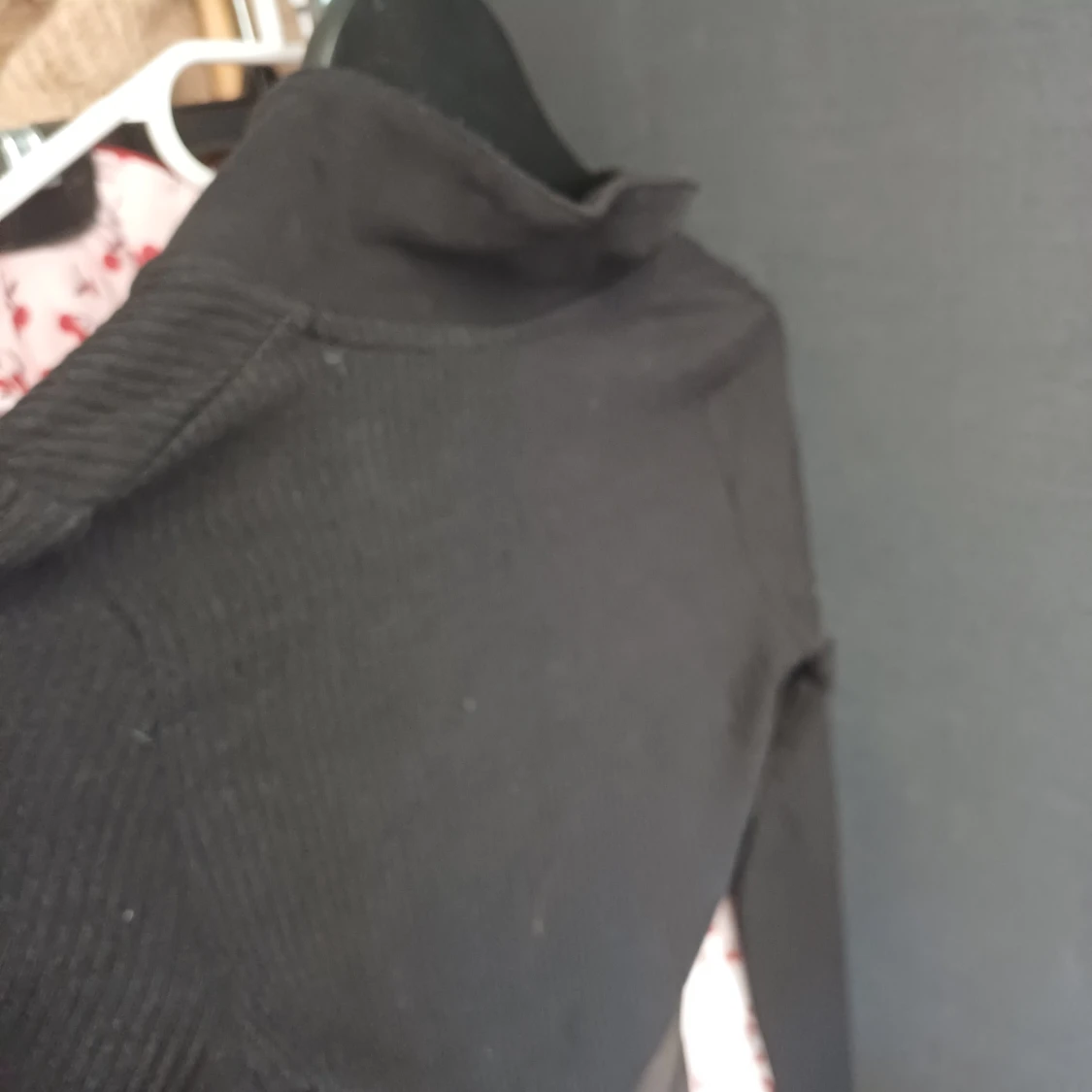 Svart ribbad tröja från Divided - 3