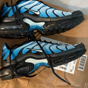 Nike tn blue gradient  - Nike air max plus/tn blue gradient i riktigt bra skick. Dem är 42,5 men är lite mindre i storleken så passar allt från 41-42,5 har själv 41 och dem sitter riktigt bra. Lådan är slängd. Bara att skriva om man har nån fråga