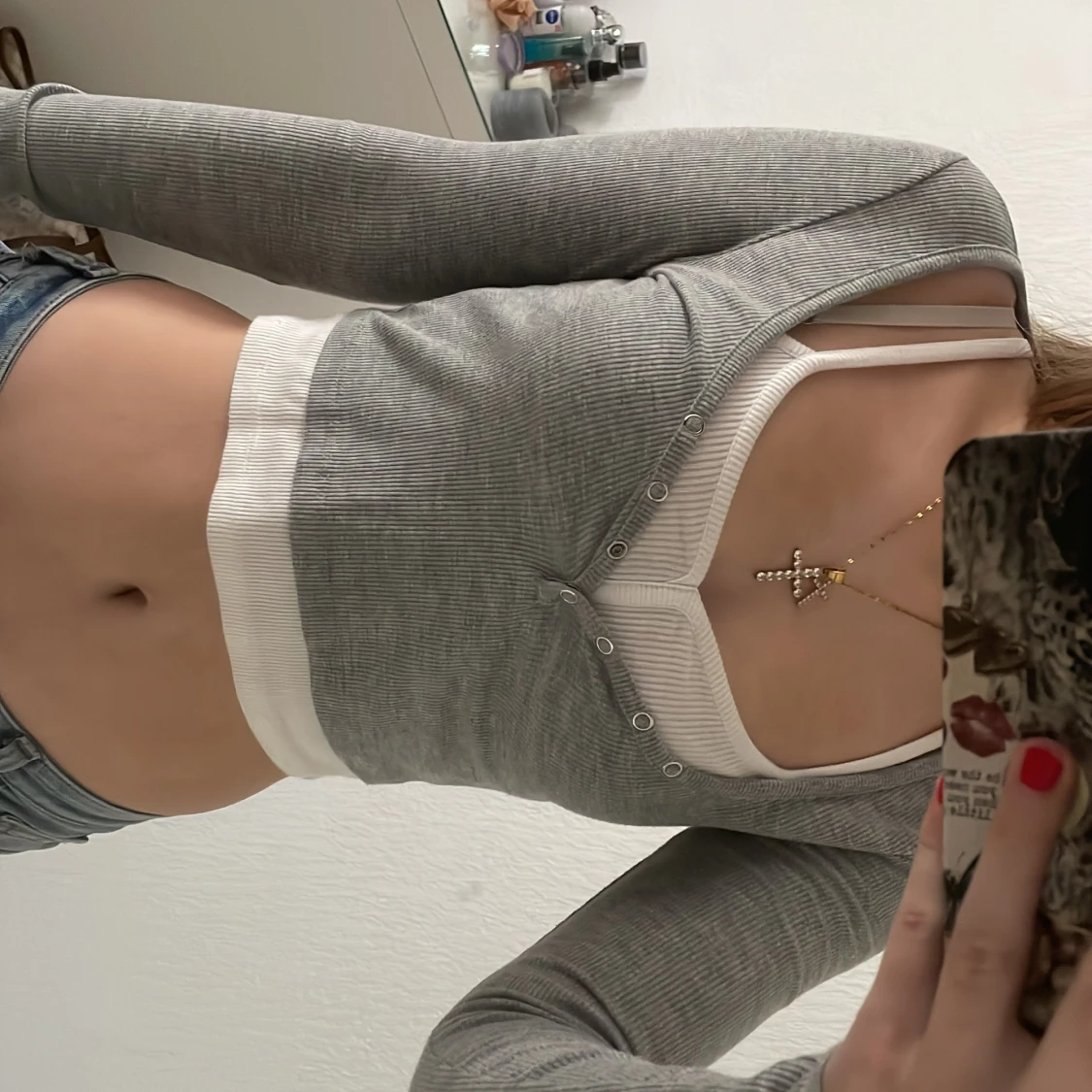 Grå ribbad  tröja från Stradivarius