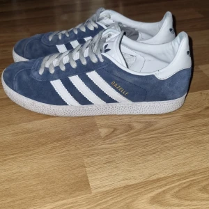 Adidas gazelle - Tja. Säljer dessa helt sjukt feta adidas gaselle i stl 38 passar 39. De är i 9/10 skick knappt använda. Ny pris ligger på ca 1299. Hör gärna av er vid funderingar 