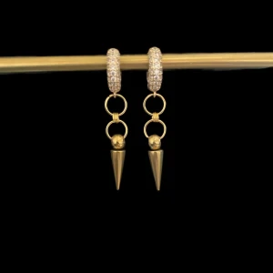Guldörhängen med strass och spetsdetalj - Snygga guldörhängen med glittriga strassdetaljer och en spetsig hängande del. Perfekta för att ge en edgy touch till din outfit. De har en rund form med en hängande konformad spets.