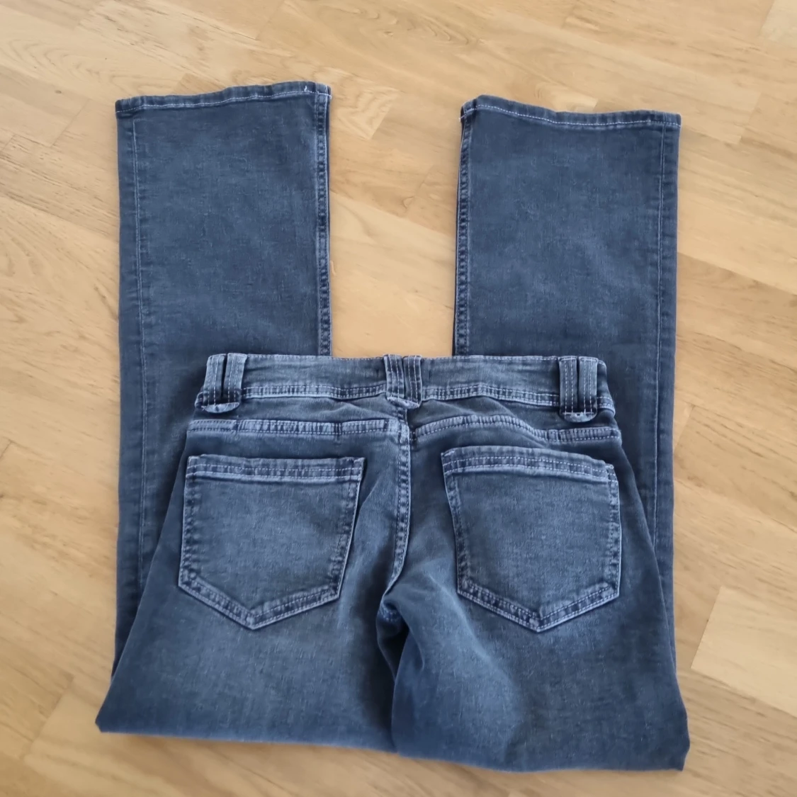 MörkGrå jeans från Gina Tricot - 1