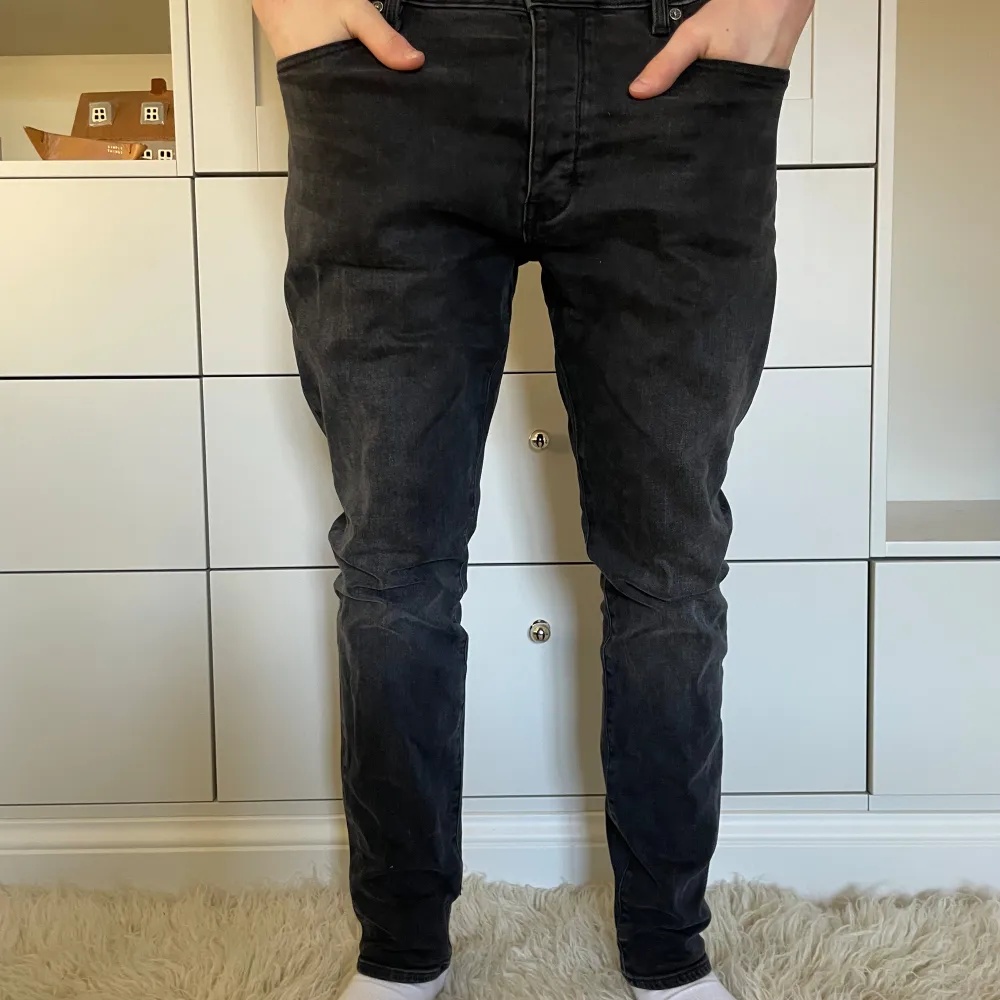 Snygga svarta jeans från Neuw i modellen Ray Tapered. De har en klassisk femficksdesign och en stilren look. Perfekta för en modern och avslappnad stil.. Farkut & Housut.